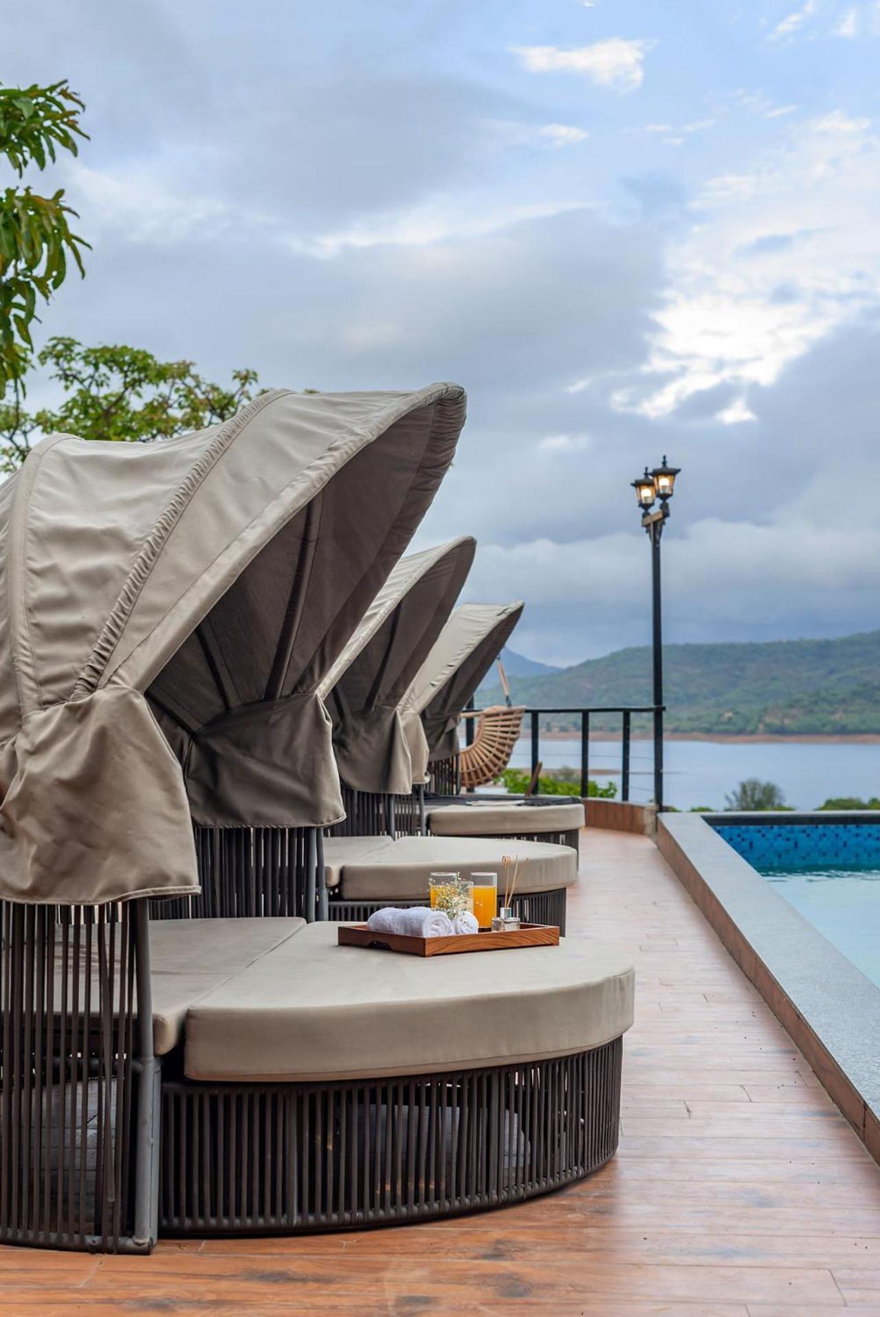 Stayvista At La Nirvana With Pool, Music Speaker & Indoor-Outdoor Game Lonavala Ngoại thất bức ảnh